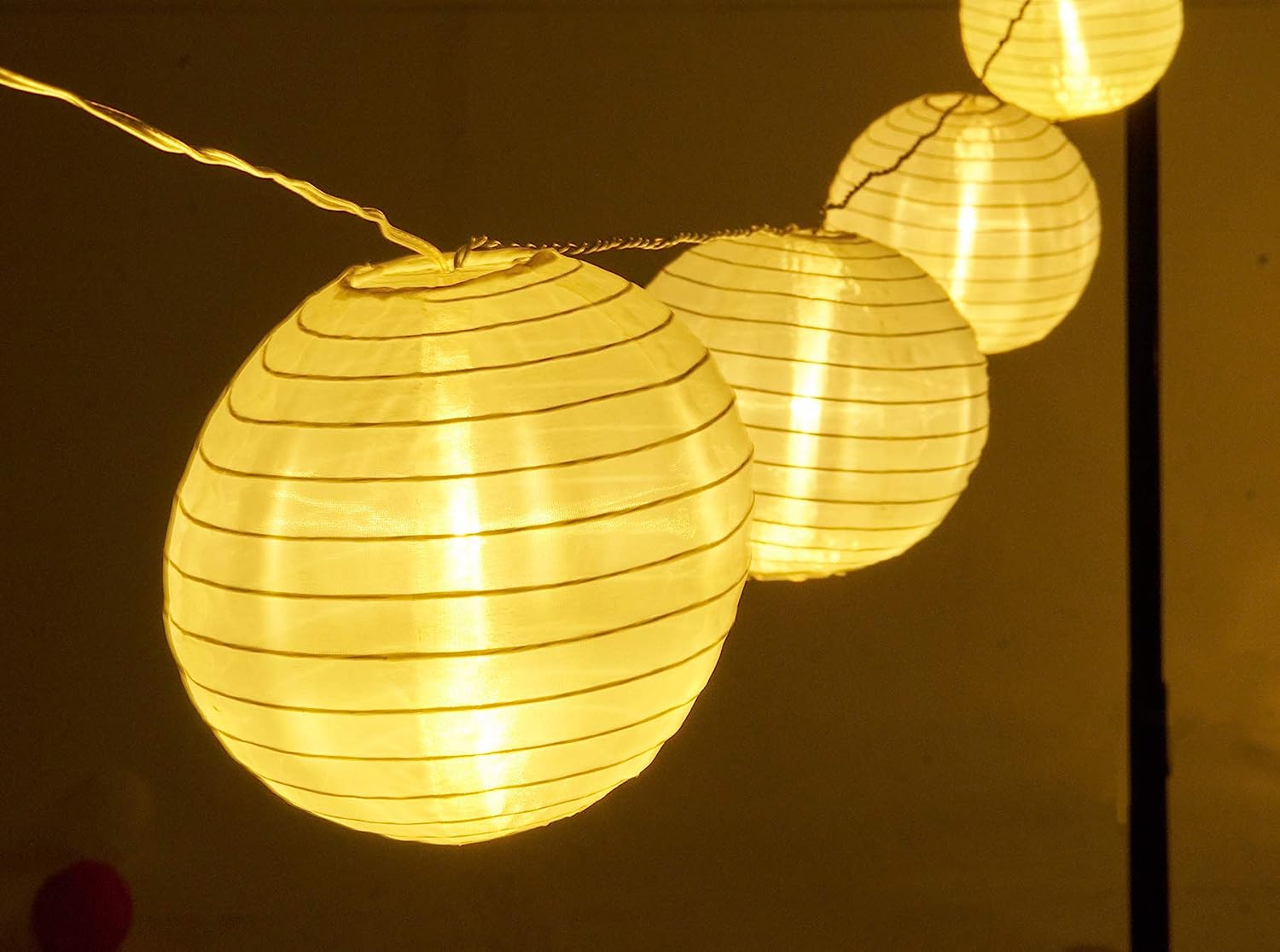 Haus & Garten :: AMARE LED Lichterkette mit 15 XXL Lampions mit 15 cm  Durchmesser, strombetrieben, warmweiß [Energieklasse A++]